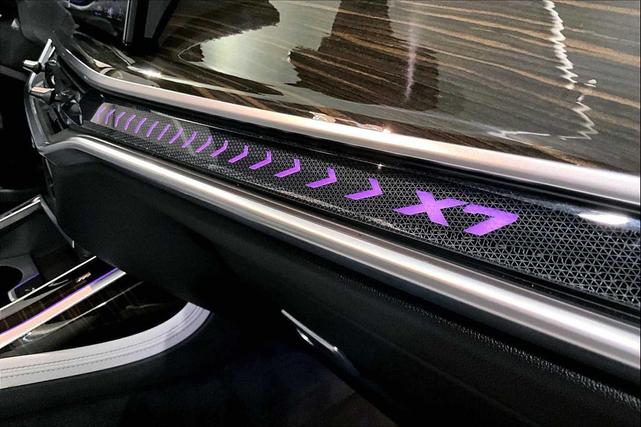 Photo of 2024 Mineral White Metallic BMW X7