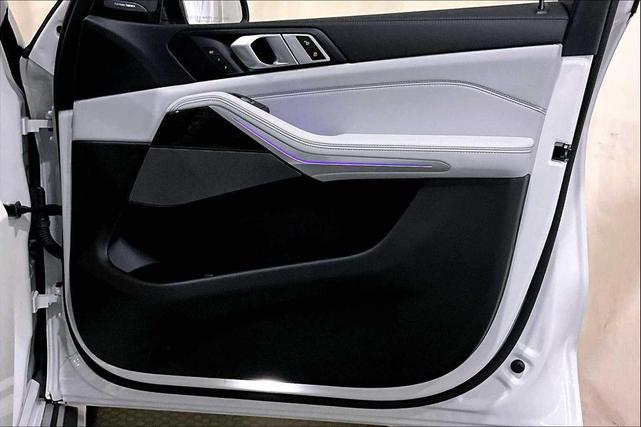 Photo of 2024 Mineral White Metallic BMW X7
