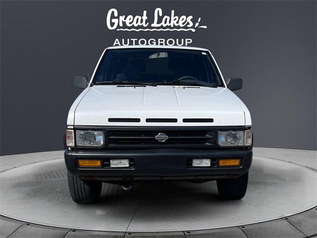 Photo of 1994 White Nissan Pathfinder