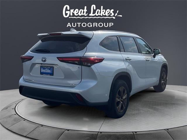 Photo of 2023 Wind Chill Pearl Toyota Highlander Hybrid