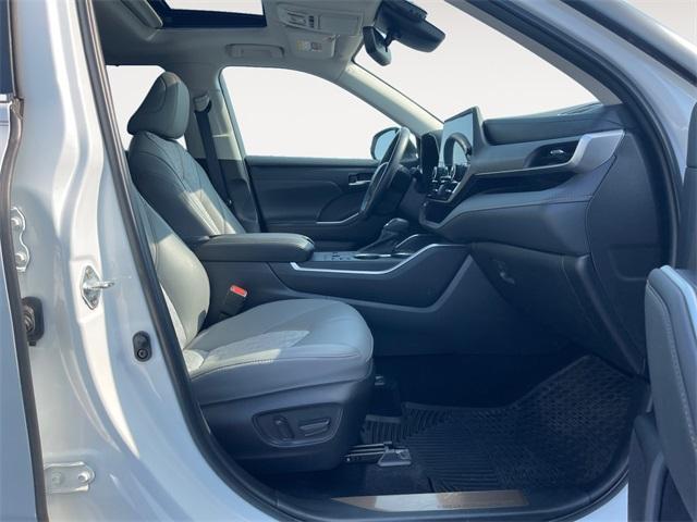 Photo of 2023 Wind Chill Pearl Toyota Highlander Hybrid