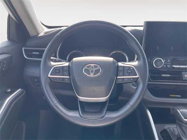 Photo of 2023 Wind Chill Pearl Toyota Highlander Hybrid
