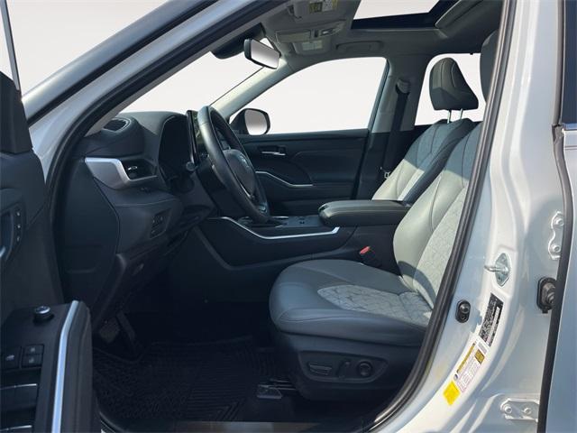 Photo of 2023 Wind Chill Pearl Toyota Highlander Hybrid