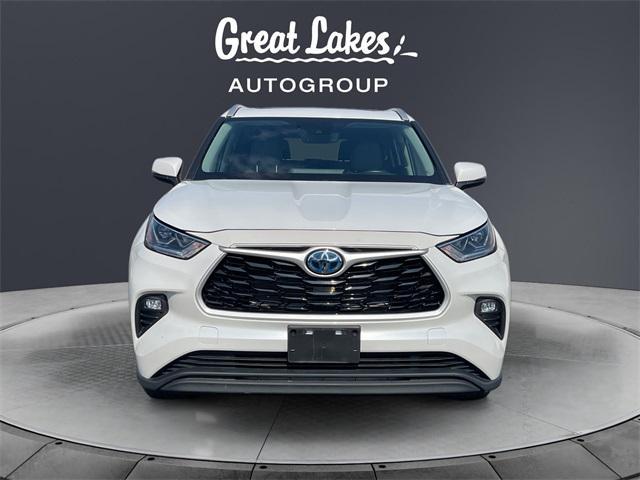 Photo of 2023 Wind Chill Pearl Toyota Highlander Hybrid