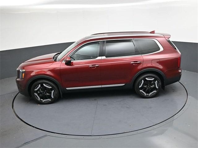 Photo of 2023 Red Kia Telluride