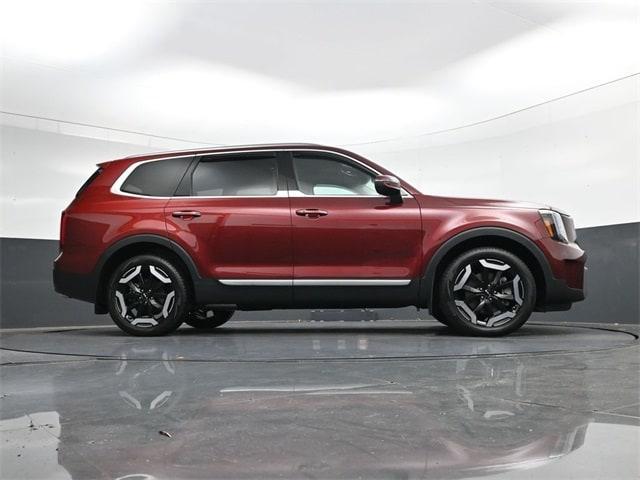 Photo of 2023 Red Kia Telluride