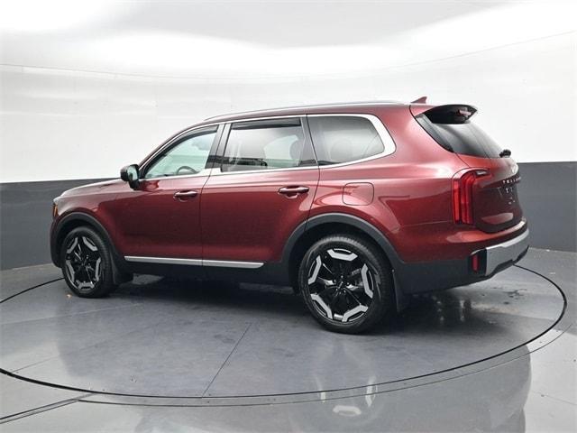 Photo of 2023 Red Kia Telluride