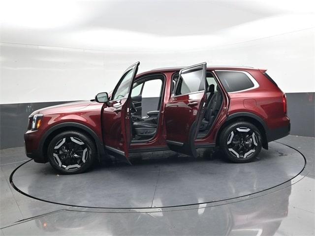 Photo of 2023 Red Kia Telluride
