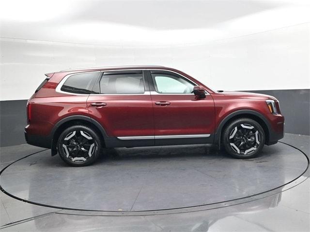 Photo of 2023 Red Kia Telluride