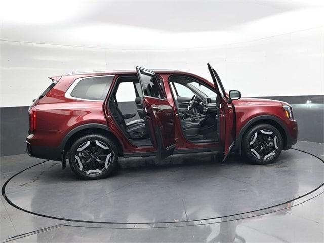 Photo of 2023 Red Kia Telluride