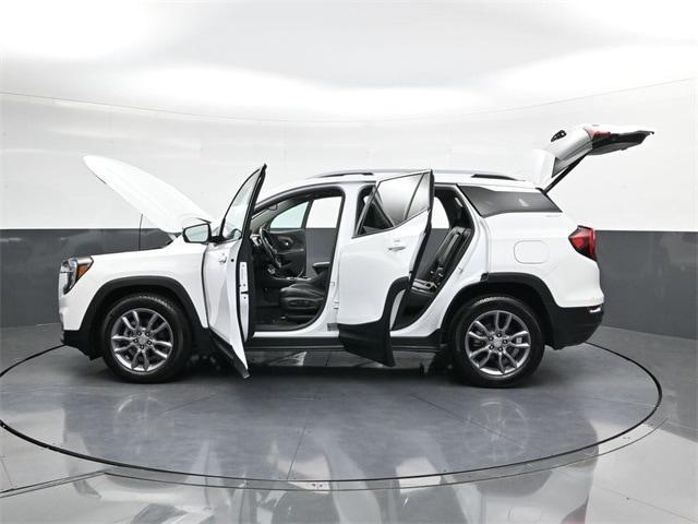 Photo of 2023 Summit White GMC Terrain