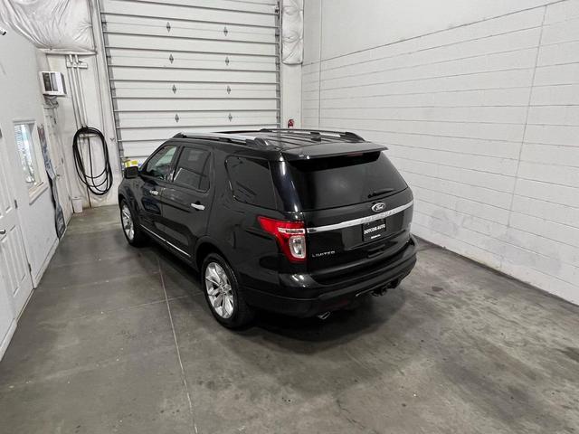 Photo of 2013 Black Ford Explorer