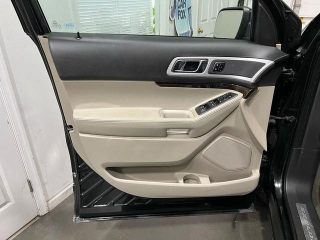 Photo of 2013 Black Ford Explorer