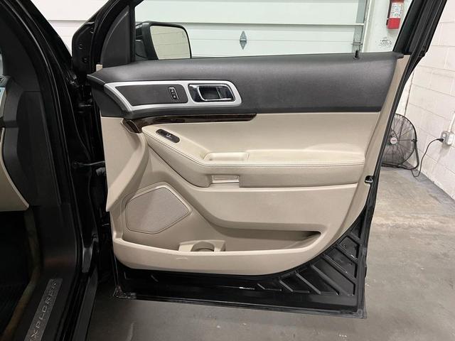 Photo of 2013 Black Ford Explorer