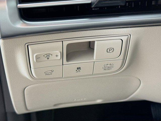 Photo of 2025 Shimmering Silver Hyundai TUCSON Hybrid