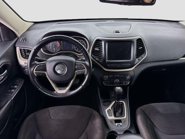 Photo of 2016 Bright White Clearcoat Jeep Cherokee
