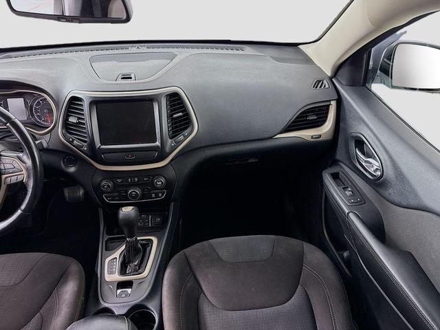 Photo of 2016 Bright White Clearcoat Jeep Cherokee