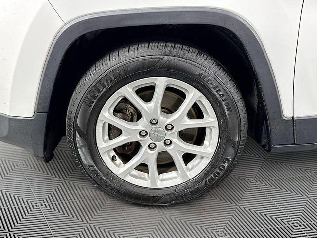 Photo of 2016 Bright White Clearcoat Jeep Cherokee