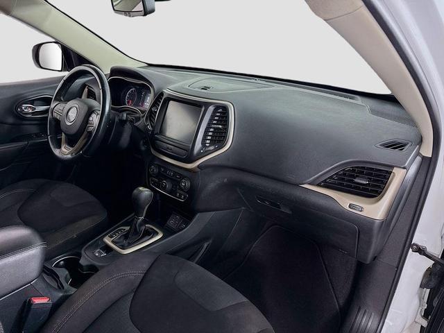 Photo of 2016 Bright White Clearcoat Jeep Cherokee