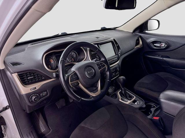 Photo of 2016 Bright White Clearcoat Jeep Cherokee