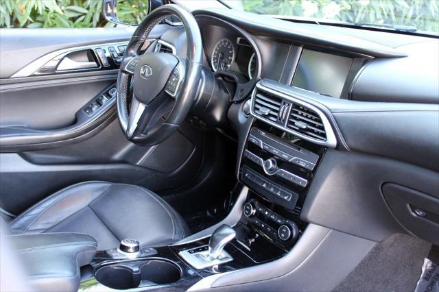 Photo of 2018 Majestic White INFINITI QX30