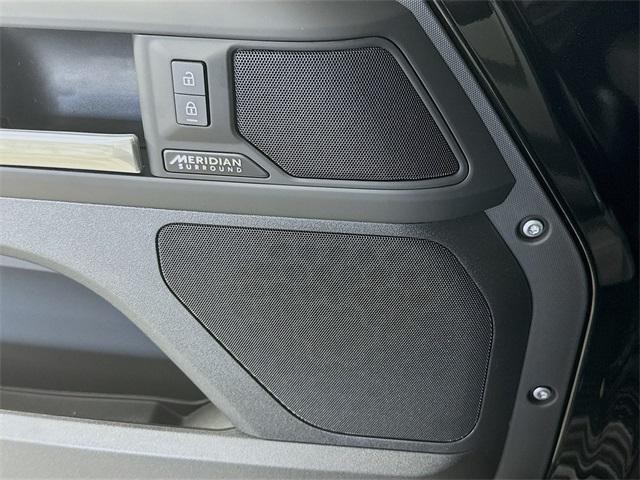 Photo of 2025 Santorini Black Metallic Land Rover Defender