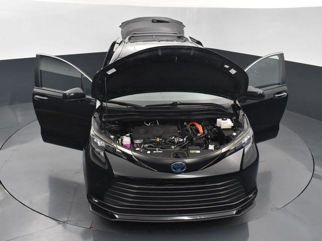 Photo of 2022 Midnight Black Metallic Toyota Sienna