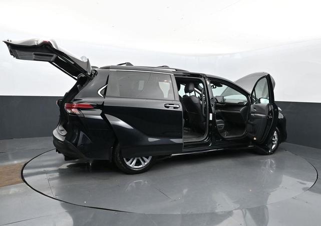 Photo of 2022 Midnight Black Metallic Toyota Sienna