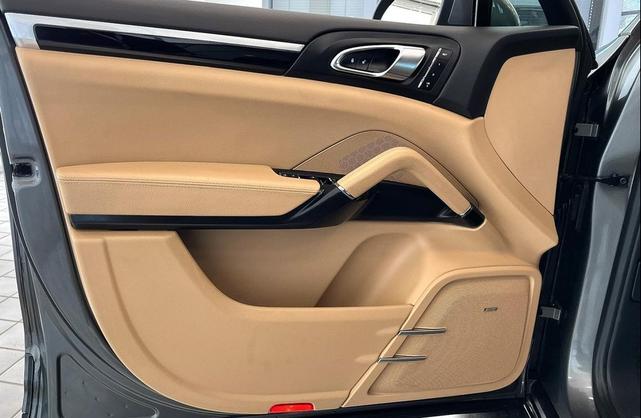 Photo of 2014 Meteor Gray Metallic Porsche Cayenne