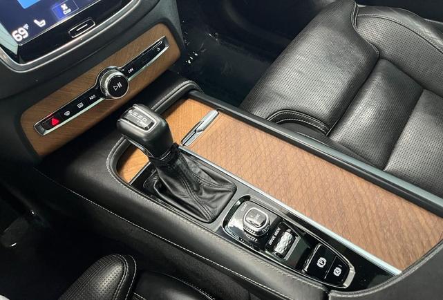 Photo of 2017 Onyx Black Metallic Volvo XC90