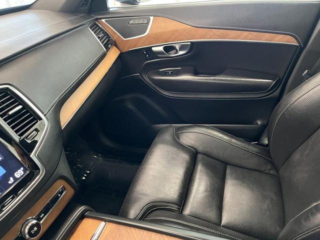 Photo of 2017 Onyx Black Metallic Volvo XC90