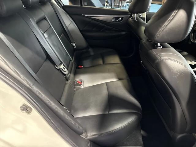 Photo of 2017 White INFINITI Q50