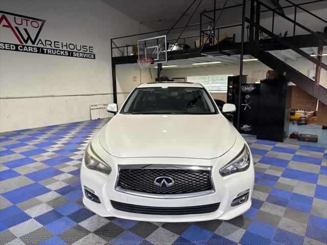 Photo of 2017 White INFINITI Q50