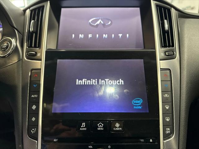 Photo of 2017 White INFINITI Q50