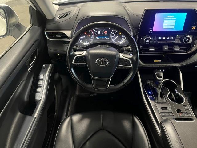 Photo of 2023 Wind Chill Pearl Toyota Highlander
