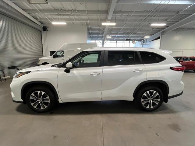 Photo of 2023 Wind Chill Pearl Toyota Highlander