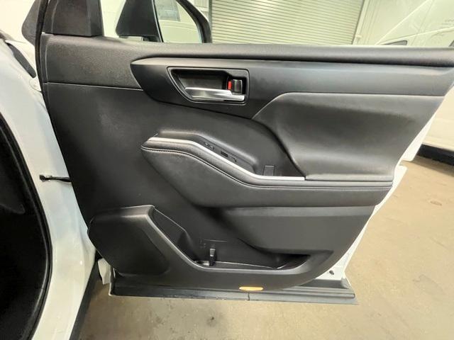 Photo of 2023 Wind Chill Pearl Toyota Highlander