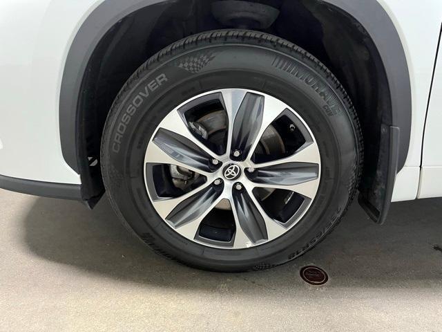 Photo of 2023 Wind Chill Pearl Toyota Highlander