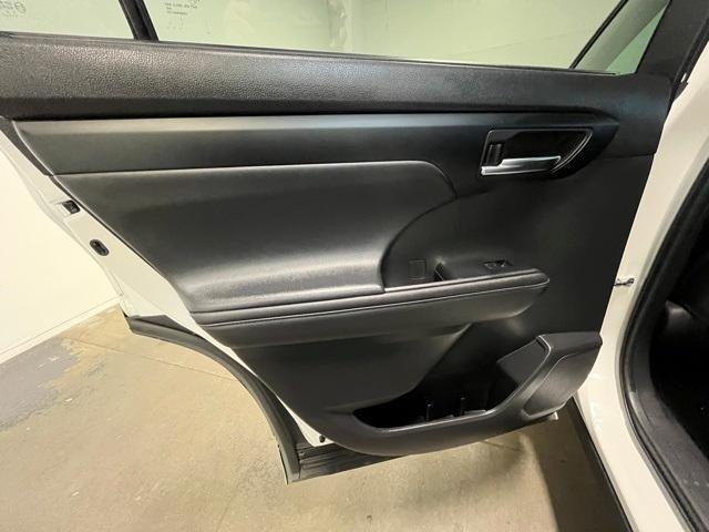 Photo of 2023 Wind Chill Pearl Toyota Highlander