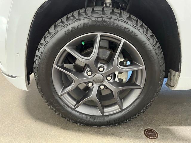 Photo of 2019 White Jeep Grand Cherokee
