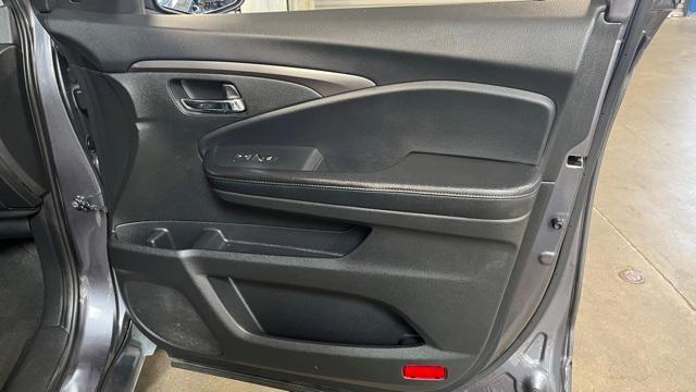 Photo of 2019 Gray Honda Pilot