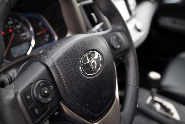 Photo of 2015 Blizzard Pearl Toyota RAV4
