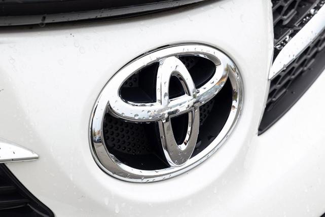 Photo of 2015 Blizzard Pearl Toyota RAV4