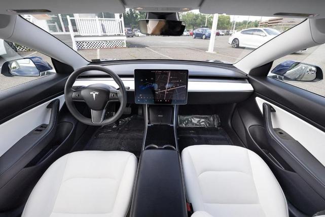Photo of 2018 Deep Blue Metallic Tesla Model 3