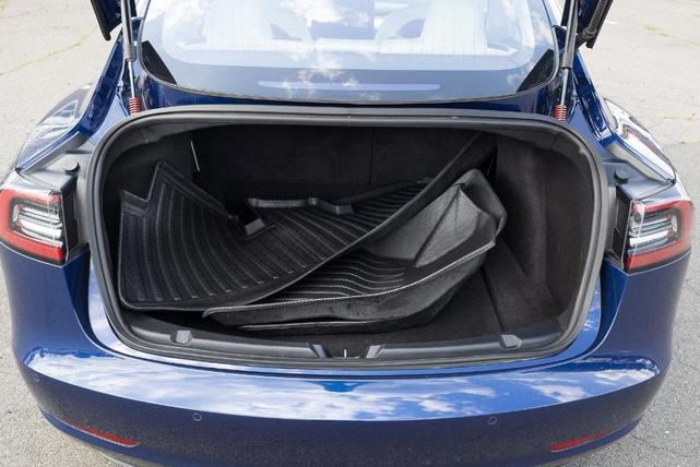 Photo of 2018 Deep Blue Metallic Tesla Model 3