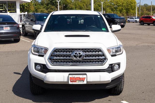 Photo of 2017 Super White Toyota Tacoma