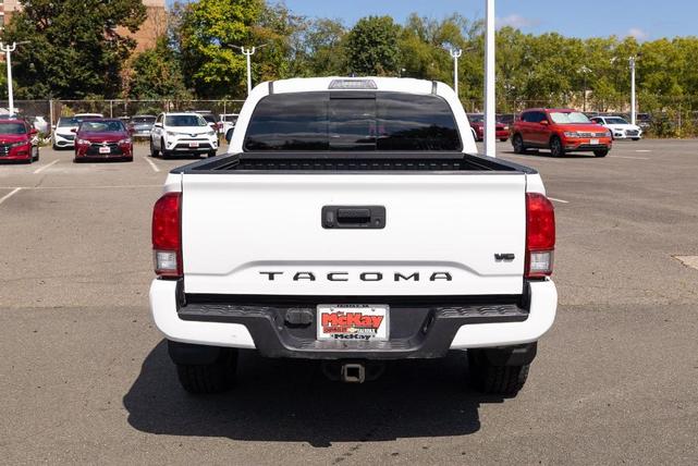 Photo of 2017 Super White Toyota Tacoma