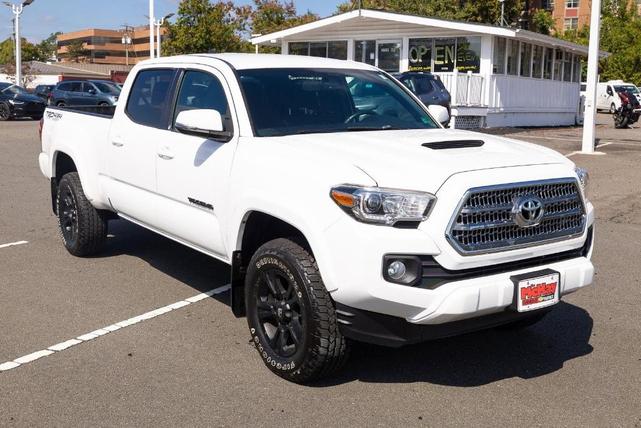 Photo of 2017 Super White Toyota Tacoma