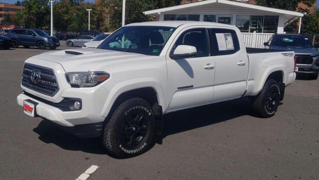 Photo of 2017 Super White Toyota Tacoma