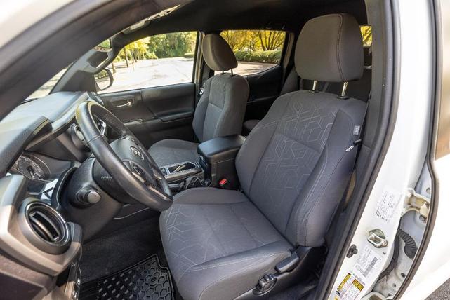 Photo of 2017 Super White Toyota Tacoma